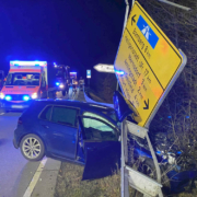 Im Landkreis Bamberg hat eine Frau eine Kreuzung übersehen. Ihr Auto wurde unter der Leitplanke eingeklemmt. Foto: News5/Merzbach