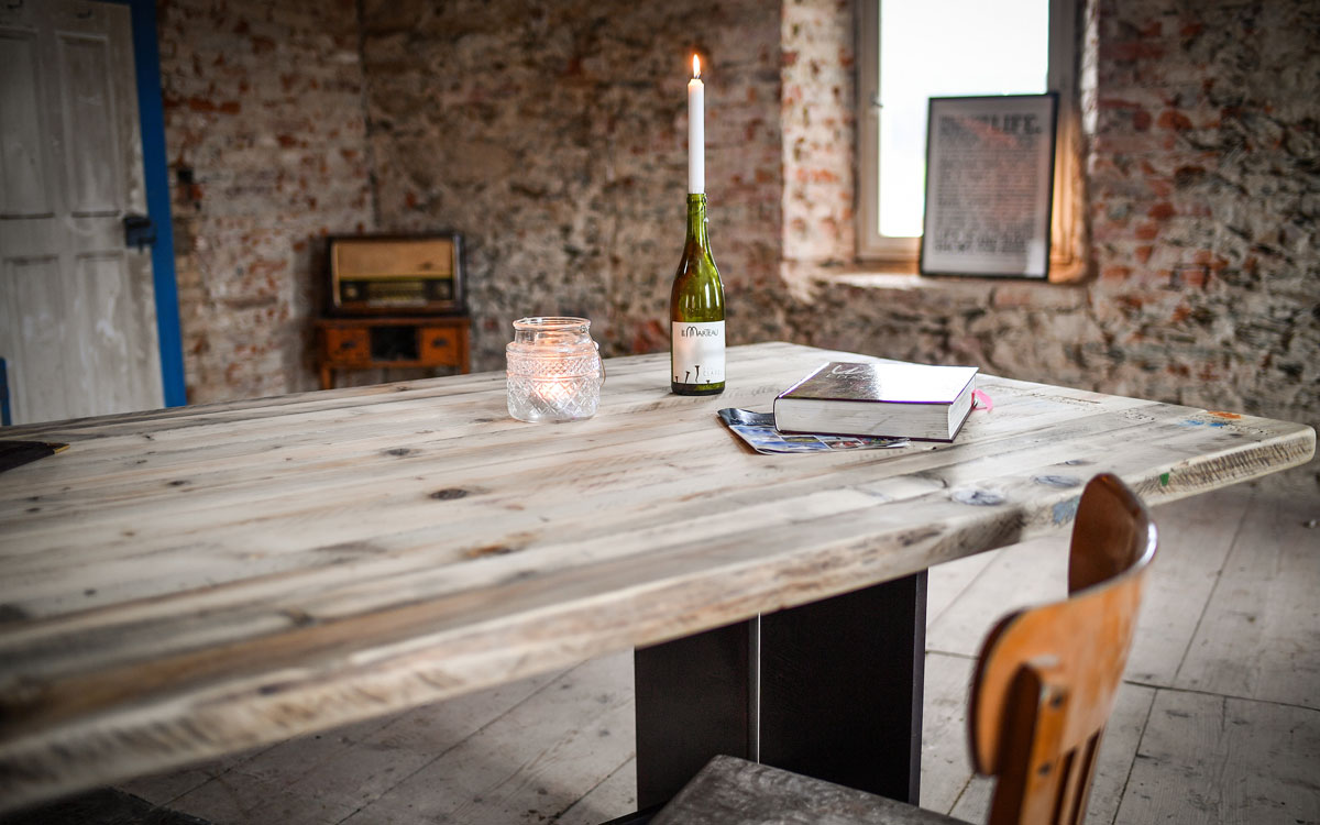 An diesem Tisch im Albertshof kann man auch eine Tasse Schoggo Frängi schlürfen und in „Oberfranken genießen“ schmökern. Foto: Florian Miedl
