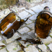 Ein Betrunkener mit 2,2 Promille hat in Marktredwitz eine Flasche vor ein fahrendes Auto geworfen. Das baute einen Unfall. Foto: Pixabay