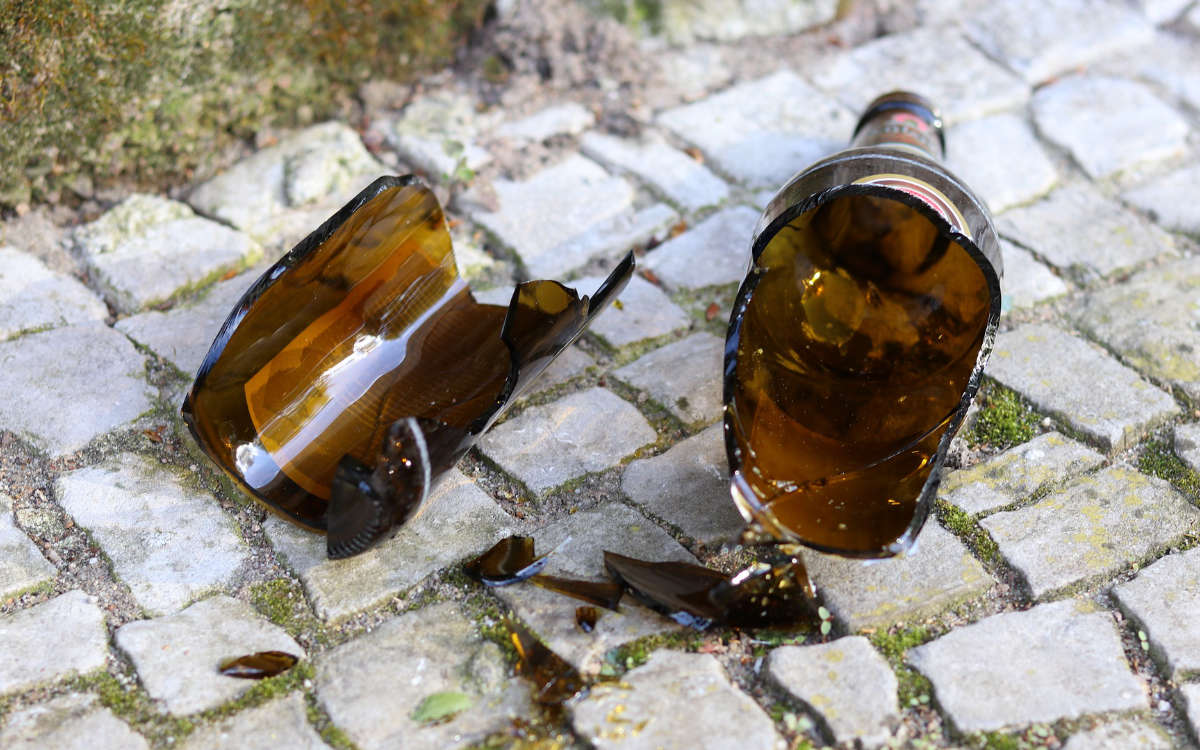 Ein Betrunkener mit 2,2 Promille hat in Marktredwitz eine Flasche vor ein fahrendes Auto geworfen. Das baute einen Unfall. Foto: Pixabay