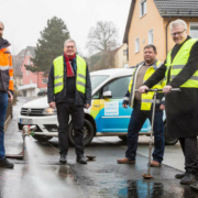 Nehmen die erneuerte Wasserleitung in Betrieb (v.l.): Udo Ewert (Bauleiter ASK), Jürgen Bayer (Geschäftsführer Stadtwerke Bayreuth), Jochen Klughardt (Netzbaustellenkoordinator Stadtwerke Bayreuth), Oberbürgermeister Thomas Ebersberger. Foto: Stadtwerke Bayreuth