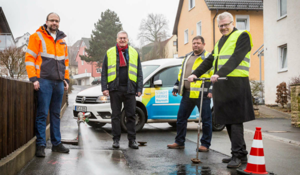 Nehmen die erneuerte Wasserleitung in Betrieb (v.l.): Udo Ewert (Bauleiter ASK), Jürgen Bayer (Geschäftsführer Stadtwerke Bayreuth), Jochen Klughardt (Netzbaustellenkoordinator Stadtwerke Bayreuth), Oberbürgermeister Thomas Ebersberger. Foto: Stadtwerke Bayreuth