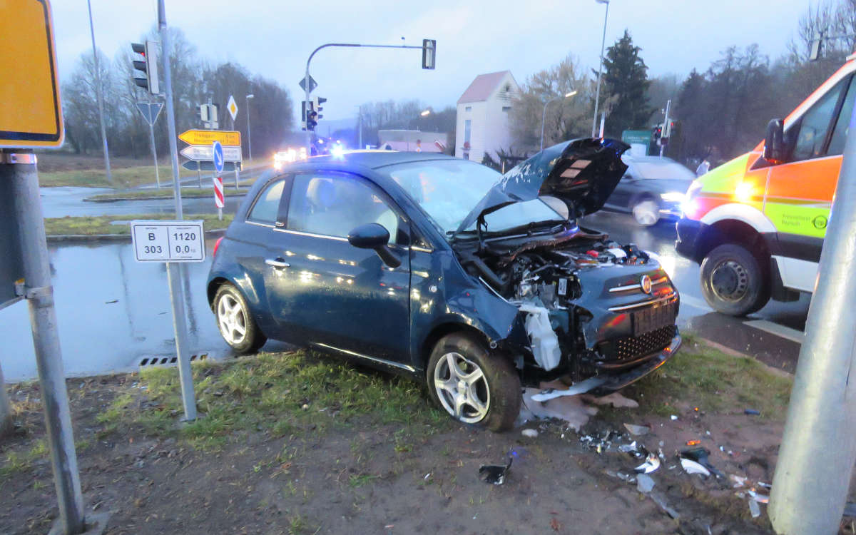 Ein Mann hat beim Abbiegen an der Kreuzung in Wirsberg den Gegenverkehr übersehen. Foto: Polizei Stadtsteinach