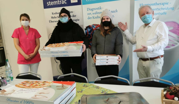 Gabriele Posteraro (zweiter v.l) und Tamara Retsch (dritte v.l.) von der Pizzeria San Marino in Bindlach bei der Spendenübergabe im Corona-Testzentrum an der Lohengrin Therme in Bayreuth. Foto: Privat