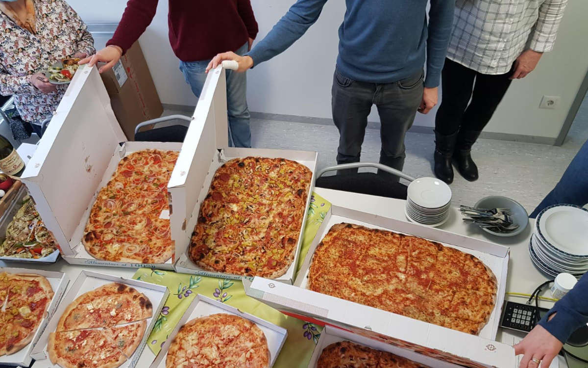 Die Pizzeria San Marino spendete dem Corona-Testzentrum in Bayreuth an der Lohengrin Therme mehrere Pizzen. Foto: Privat