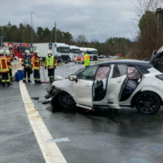 Unfall bei Bayreuth: Ein Auto ist mit 120 km/h durch den Parkplatz Sophienberg an der A9 gerast und verunfallt. Foto: Polizei Bayreuth