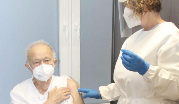 Dr. Christian Birnmeyer und sein Team beim ersten Einsatz: Helga und Helmut Pfab sind die ersten Impflinge im Impfzentrum an der Sana-Klinik in Pegnitz. Foto: Landkreis Bayreuth