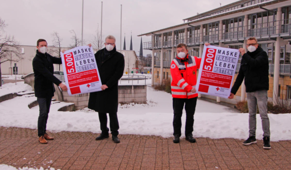 Das BRK hat in Bayreuth 5.000 FFP2-Masken für Bedürftige gespendet. Im Bild (v.l.n.r.): Florian Wiedemann (Landrat Landkreis Bayreuth), Thomas Ebersberger (Oberbürgermeister Stadt Bayreuth), Peter Maisel (Vorsitzender BRK Kreisverband Bayreuth) und Markus Ruckdeschel (Kreisgeschäftsführer BRK Kreisverband Bayreuth). Foto: BRK Bayreuth