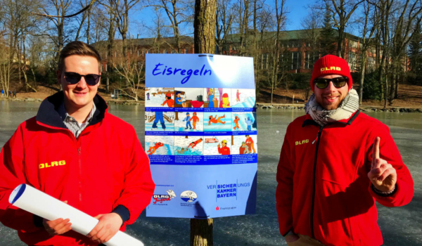 Seen in Bayreuth im Winter: Das ist zu beachten. Links der Vorsitzende Thomas Schmid und rechts Philipp Schmidt, Vorstandsmitglied der DLRG im Kreisverband Bayreuth. Archivfoto: DLRG Bayreuth (Dieses Foto wurde vor Corona aufgenommen)