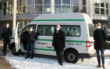 In Bayreuth gibt es ab 25. Januar einen Bus, der Menschen zu den Corona-Impfzentren fährt. Auf dem Foto von links nach rechts: Landrat Florian Wiedemann, Manfred Neumeister, der Seniorenbeauftragte der Stadt Hollfeld, Michael Schatz, und Max Frankenberger von der Regionalen Entwicklungsagentur des Landkreises. Foto: Landratsamt Bayreuth