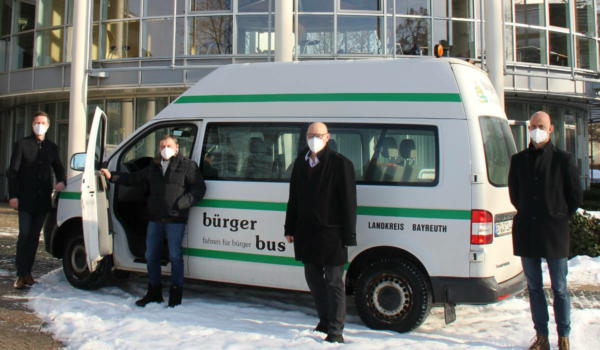 In Bayreuth gibt es ab 25. Januar einen Bus, der Menschen zu den Corona-Impfzentren fährt. Auf dem Foto von links nach rechts: Landrat Florian Wiedemann, Manfred Neumeister, der Seniorenbeauftragte der Stadt Hollfeld, Michael Schatz, und Max Frankenberger von der Regionalen Entwicklungsagentur des Landkreises. Foto: Landratsamt Bayreuth