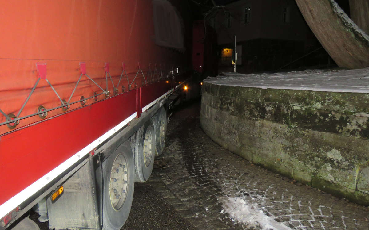 Ein Lkw hat in Himmelkron einen großen Schaden hinterlassen, weil er sich festgefahren hatte. Foto: Polizei Stadtsteinach