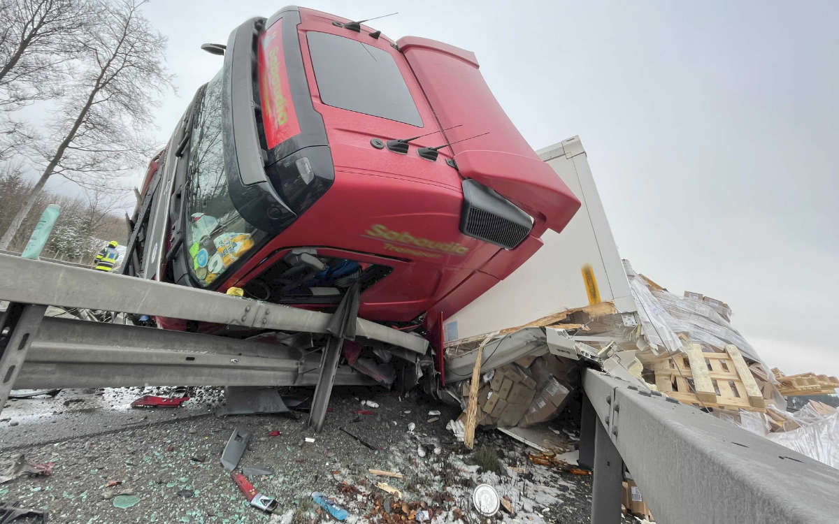 Auf der A9 im Landkreis Hof hat ein Lkw die Mittelplanke auf der Autobahn durchbrochen. Foto: News5/Fricke