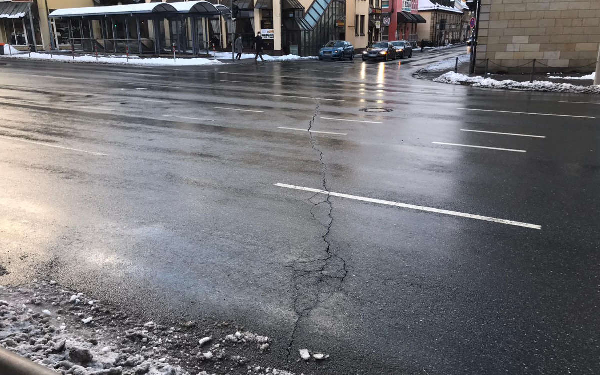 Dieser Riss zieht sich über die Straße am Hohenzollernring in Bayreuth. Was hat es damit auf sich? Foto: Privat