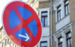 Auch im Corona-Lockdown: Notorische Falschparker vor dem RWG in Bayreuth. Symbolbild: pixabay