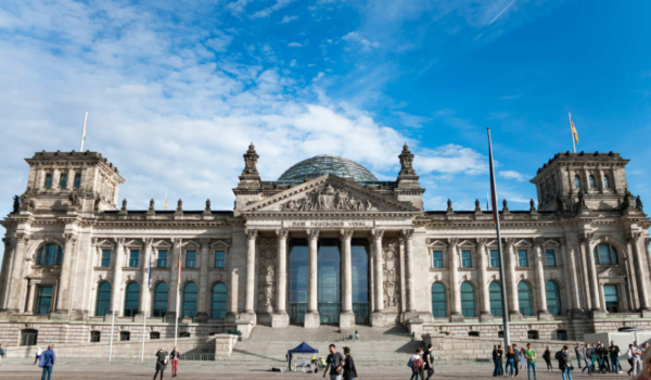 Im Bundestag gilt eine alte Corona-Regel - Normalbürger haben strengere Corona-Regel. Symbolbild: unsplash/Angelo Abear