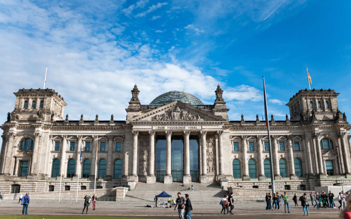 Im Bundestag gilt eine alte Corona-Regel - Normalbürger haben strengere Corona-Regel. Symbolbild: unsplash/Angelo Abear