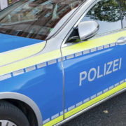 Ein Auto ist in Kulmbach in einen Unterstand für Einkaufswägen gekracht. Symbolfoto: Pixabay / Montage: Redaktion
