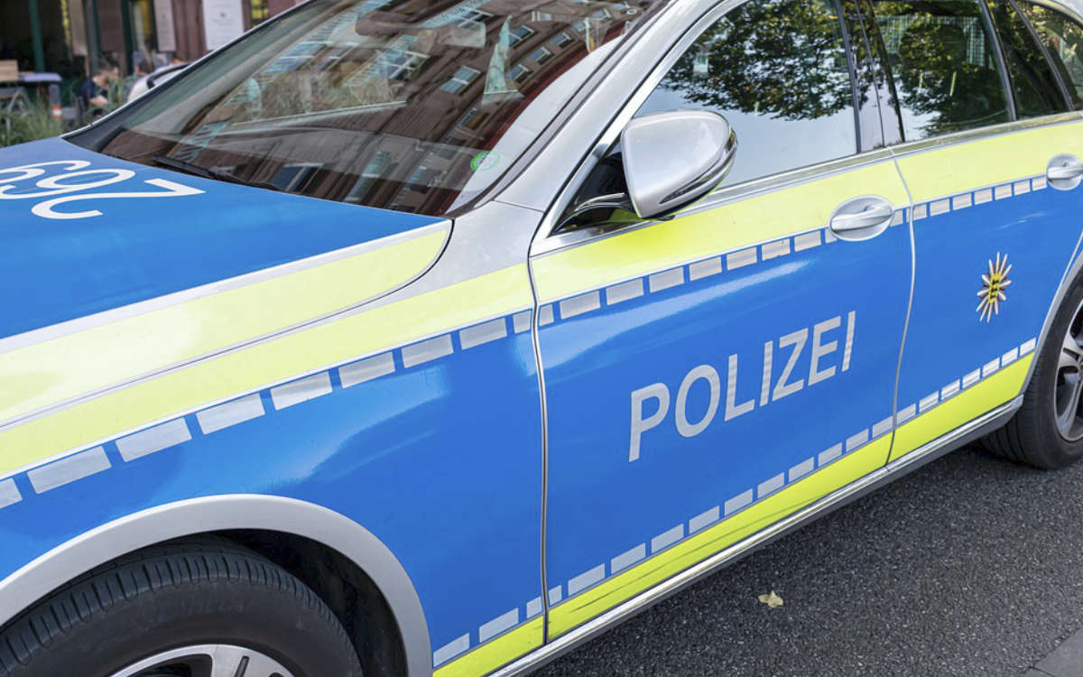 Ein Auto ist in Kulmbach in einen Unterstand für Einkaufswägen gekracht. Symbolfoto: Pixabay / Montage: Redaktion