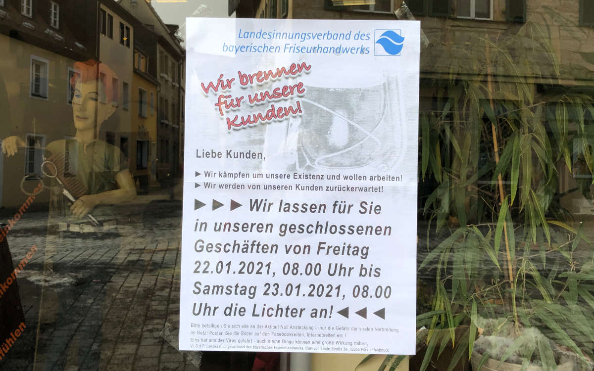 In Bayern machen Friseure auf ihre Situation in der Corona-Krise aufmerksam - auch in Bayreuth. Foto: Katharina Adler