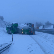 Ein Gefahrgutanhänger ist auf der A9 auf Höhe Spänfleck zwischen Bayreuth Süd und Trockau umgekippt. Foto: NEWS5/Holzinger