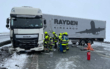 Ein Lkw ist am Samstagmorgen (23.1.2021) im Kreis Hof auf der A9 in die Mittelschutzplanke geschleudert. Foto: NEWS5/Fricke