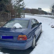 Seit Wochen steht ein BMW unbenutzt an der Autobahnausfahrt Bindlacher Berg im Landkreis Bayreuth herum. Was hat es mit dem Auto auf sich? Foto: Privat