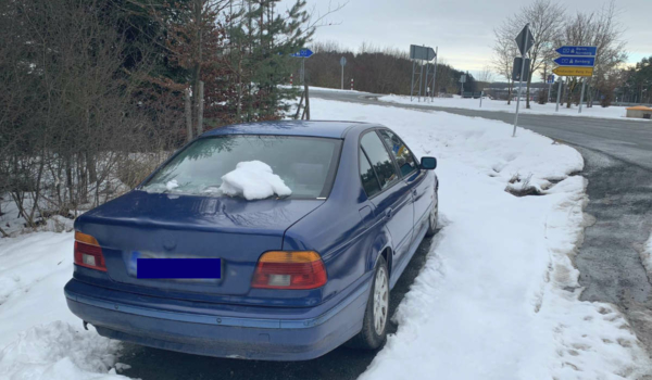 Seit Wochen steht ein BMW unbenutzt an der Autobahnausfahrt Bindlacher Berg im Landkreis Bayreuth herum. Was hat es mit dem Auto auf sich? Foto: Privat