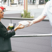 Click & collect und Essen to go in Bayreuth Stadt und Bayreuth Landkreis. Hier gibt es eine Übersicht. Symbolfoto: Dan Burton/unsplash