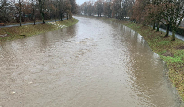 Warnung vor Hochwasser in Bayreuth. So sah es im Januar 2021 am Roten Main in Bayreuth aus, als Hochwasser gemeldet wurde. Archivfoto: Redaktion