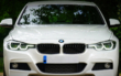Ein weißer BMW hat auf der A9 bei Weidensees einen Unfall verursacht und ist danach geflüchtet. Symbolfoto: pixabay