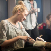 Das Stechen eines Tattoos kann ganz schön schmerzhaft sein. Mit einer lokalen Betäubung lässt es sich entspannter ertragen. Foto: djd/www.galenpharma.de/GettyImages/Portra