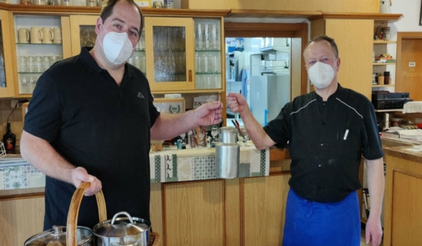 Mit Freibier gegen Corona: So vermeiden Wirtsleute aus dem Landkreis Bayreuth das Schlimmste - Bürgermeister Harald Wich hilft dabei (rechts im Bild: Heinrich Schreyer vom Gasthaus Goldenes Lamm in Plankenfels). Foto: privat