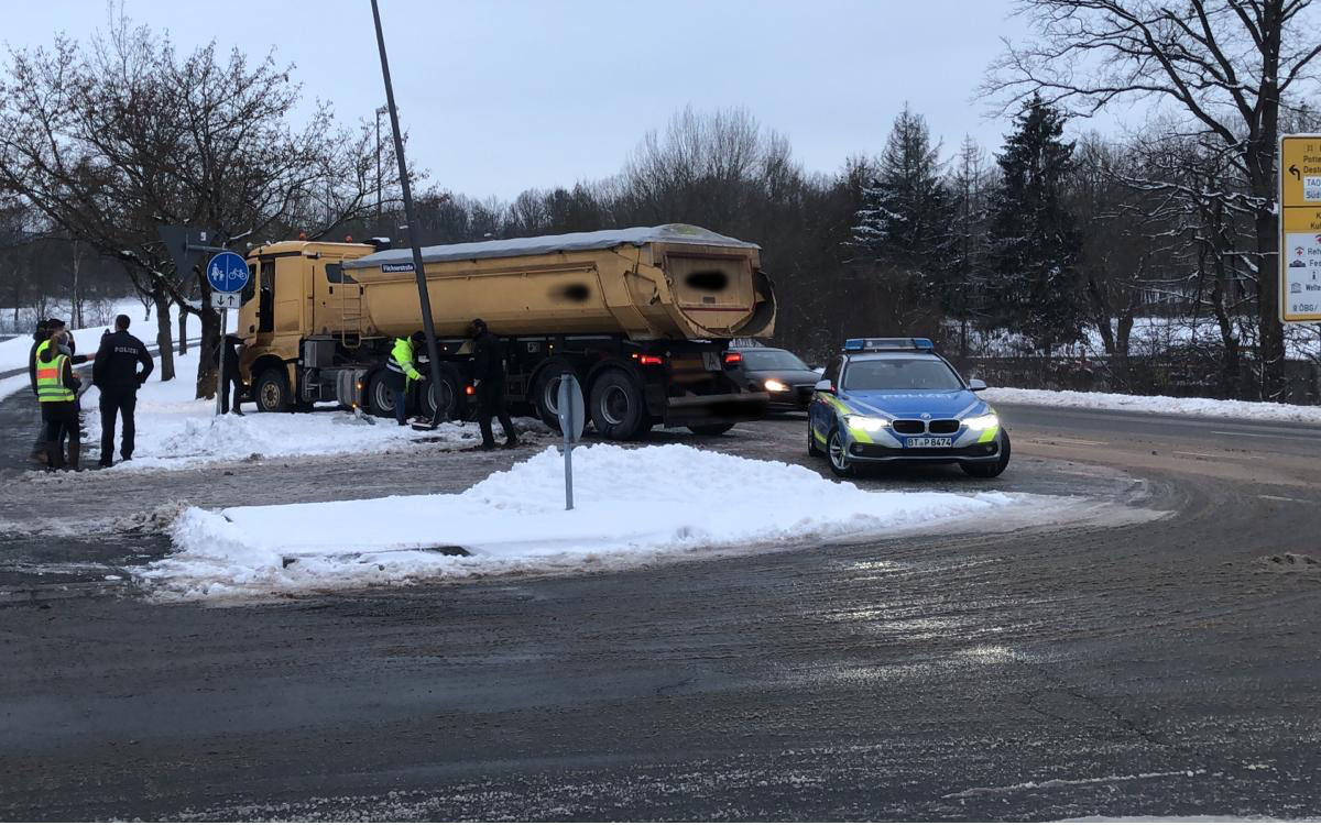 Unfall in Bayreuth: Lastwagen rutscht Straße runter. Foto: Raphael Weiß