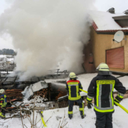 In Aufseß (Lkr. Bayreuth) hat der Anbau eines Wohnhauses gebrannt. Foto: NEWS5/Merzbach