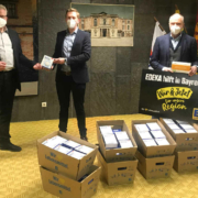 Das Foto zeigt v.l.n.r. Oberbürgermeister Thomas Ebersberger, Stephan Köhler und Günter Fröber bei der Spendenübergabe im Bayreuther Rathaus. Foto: meeco Communication Services