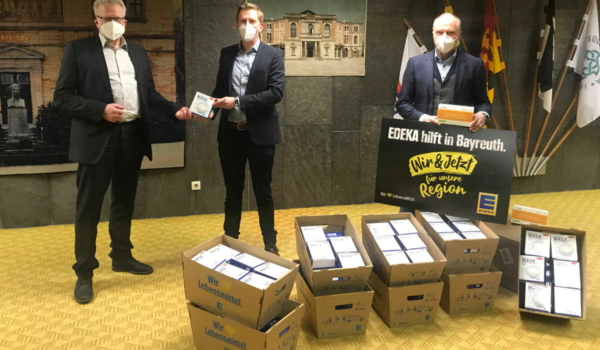 Das Foto zeigt v.l.n.r. Oberbürgermeister Thomas Ebersberger, Stephan Köhler und Günter Fröber bei der Spendenübergabe im Bayreuther Rathaus. Foto: meeco Communication Services