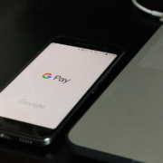 Seit 2019 bietet sich auch Google Pay als schnelle Art der Bezahlung an und immer mehr Anbieter von Online-Slots oder typischen Casino-Spielen wie Black Jack, Roulette oder Poker akzeptieren die App-basierte Zahlung. Symbolfoto: Unsplash / Matthew Kwong