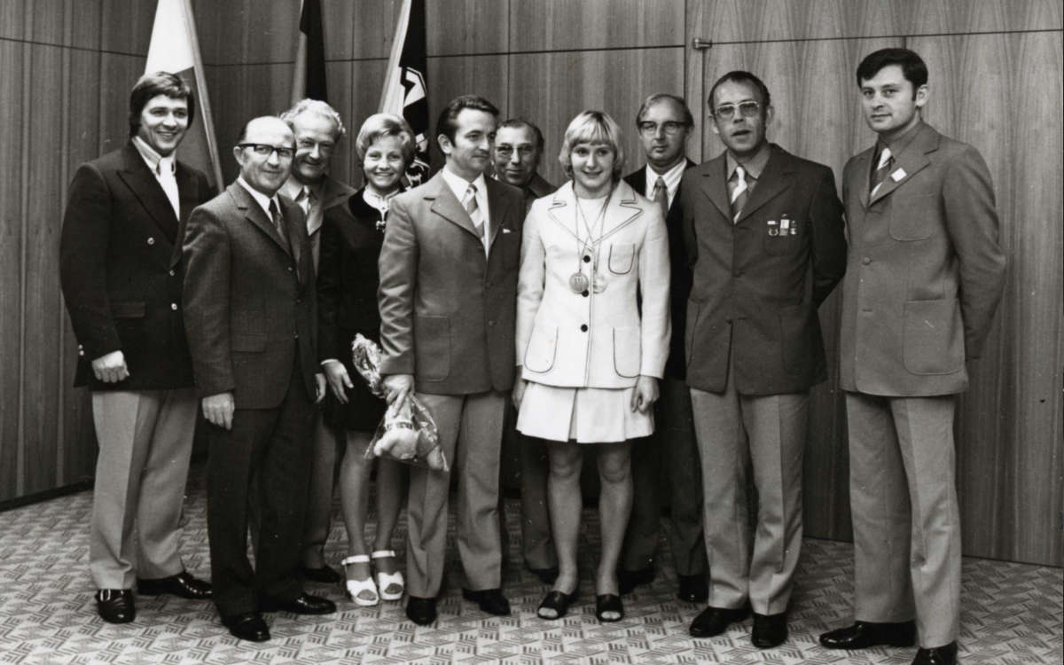 Ein Gruppenfoto mit Bronzemedaillengewinnerin Heidi Reineck und den Bayreuther Helfern bei den Olympischen Spielen 1972. Auf dem Foto sind Helmut Künzel (Dritter von rechts) oder Manfred Kreitmeier, als hauptamtlicher 