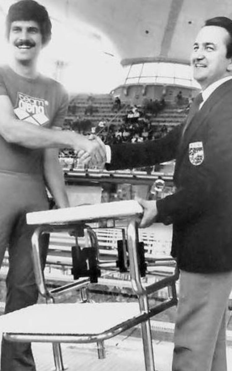 Manfred Kreitmeier mit der Schwimmer-Legende Mark Spitz. Der US-Ameriianer gewann bei den Olympischen Sommerspielen 1972 in München sieben Goldmedaillen und stellte dabei jeweils einen Weltrekord auf. Foto: Archiv Stephan Müller / Manfred Kreitmeier.