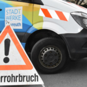 Rohrbruch in Bayreuth: Eine Hauptwasserleitung ist am Mittwochabend (9. Februar 2022) gebrochen. Seit Freitagmorgen läuft der Verkehr wieder. Symbolfoto: Redaktion (Archiv)