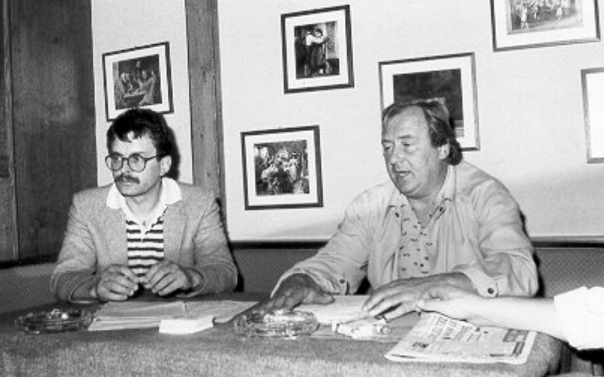Der damalige USC-Präsident Hans Gabler (rechts) und Norbert Geißner führten die Bayreuther Basketballer erstmals in die Spitze der Bundesliga und in den Europapokal. Unser Foto zeigt das USC-Führungsduo im Jahr 1985 bei einer Pressekonferenz in der 
