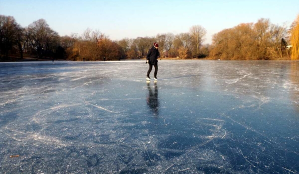 Die Stadt Bayreuth erlässt Maßnahmen, um Menschen von der Eisfläche auf dem Röhrensee fernzuhalten. Symbolfoto: Pixabay