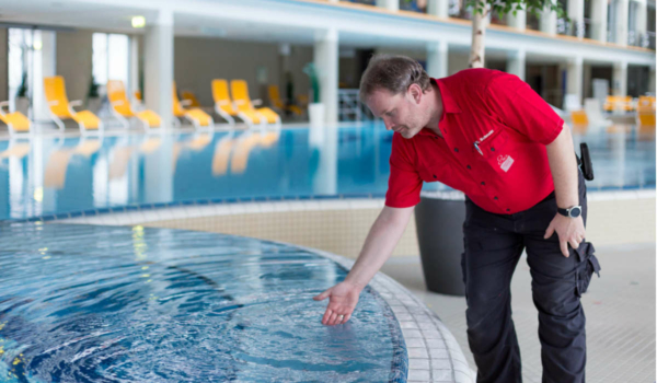 Die Lohengrin-Therme öffnet zum 1. Juli wieder für Thermengäste. Technik-Chef Mario Schmitt freut sich bereits. Foto: Stadtwerke Bayreuth