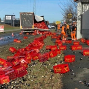 In Hirschaid (Landkreis Bamberg) hat ein Bierlaster seine Ladung verloren. Foto: News5/Merzbach