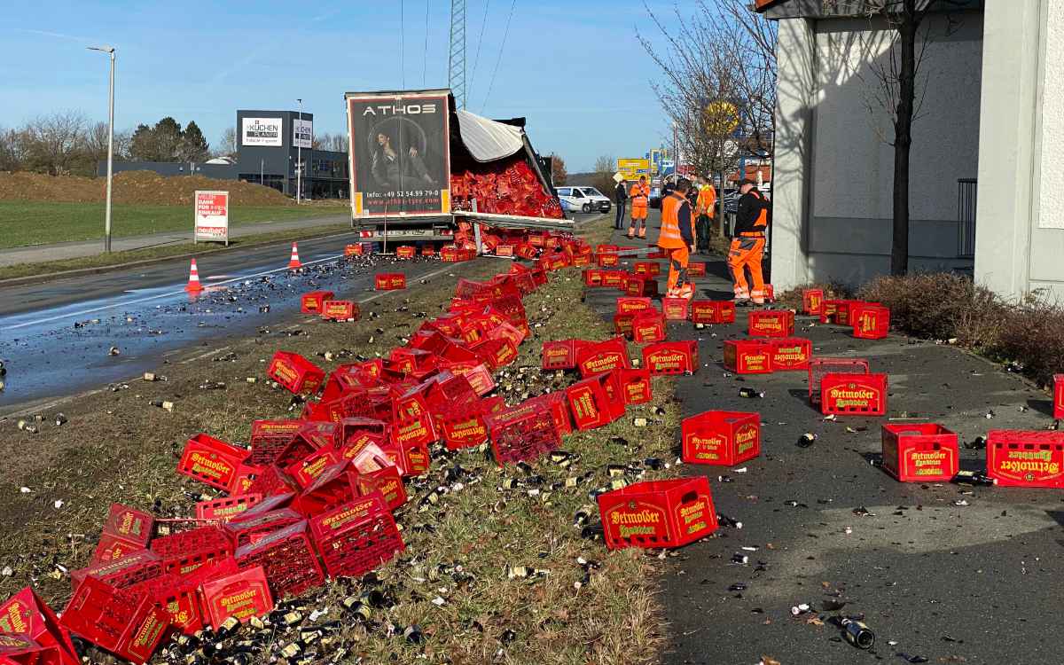 In Hirschaid (Landkreis Bamberg) hat ein Bierlaster seine Ladung verloren. Foto: News5/Merzbach