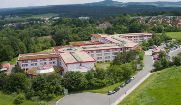 Corona an Reha-Zentrum in Bayreuth: So ist die aktuelle Lage. Foto: FrankenAir Luftbild Ingo Bäuerlein/MEDICLIN