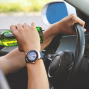 Ein 22-Jähriger wurde von der Verkehrspolizei am Mittwoch (23. März 2022) kontrolliert, weil er viel zu schnell fuhr. Dabei bemerkten sie seine Alkoholfahne. Symbolfoto: Pixabay