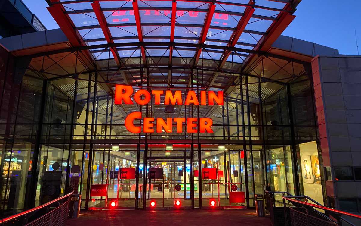 Das Bayreuther Rotmain-Center leuchtet am Montag (1.3.2021) rot. Foto: Rotmain-Center