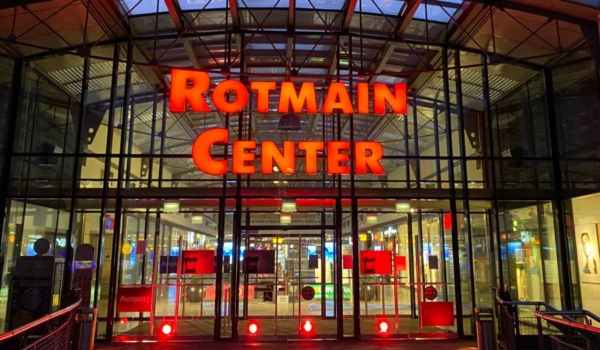Das Bayreuther Rotmain-Center leuchtet am Montag (1.3.2021) rot. Foto: Rotmain-Center